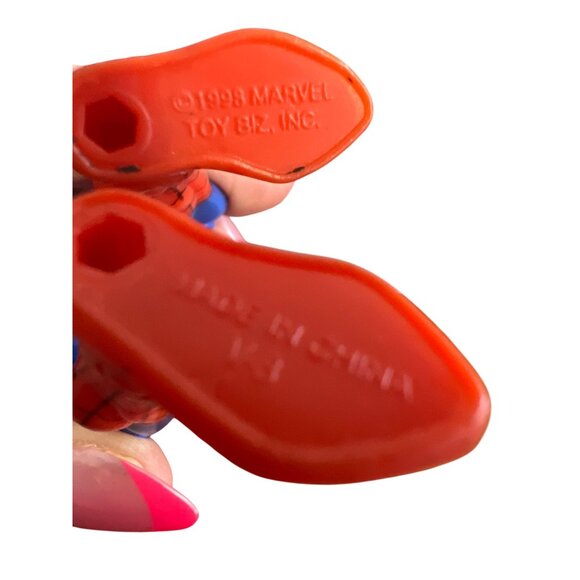 1998 Marvel Toy Biz Spider-Man Action Figure Red & Blue Classic Design 5.5" - Picture 4 of 4